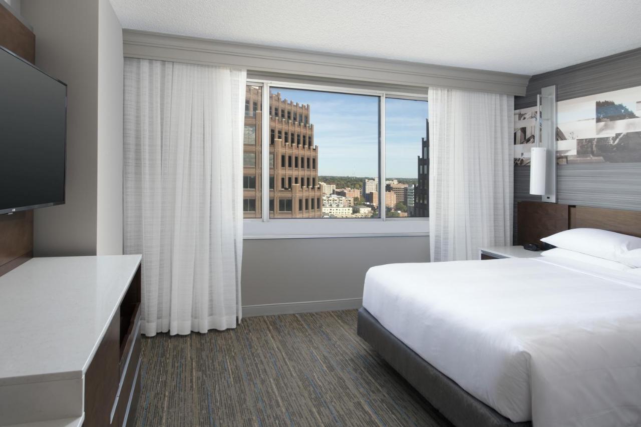 High Floor Queen Room with Two Queen Beds at Kansas City Marriott Country Club Plaza
