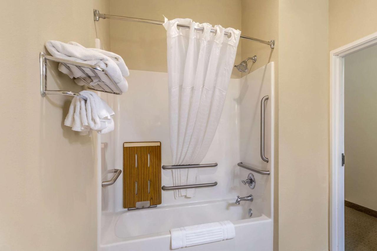 King Suite - Accessible/Non-Smoking at Comfort Suites South Point - Huntington