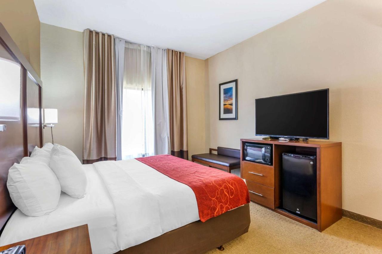 King Suite - Accessible/Non-Smoking at Comfort Suites South Point - Huntington