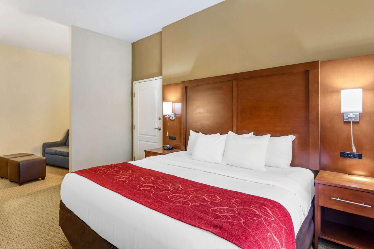 King Suite - Accessible/Non-Smoking at Comfort Suites South Point - Huntington