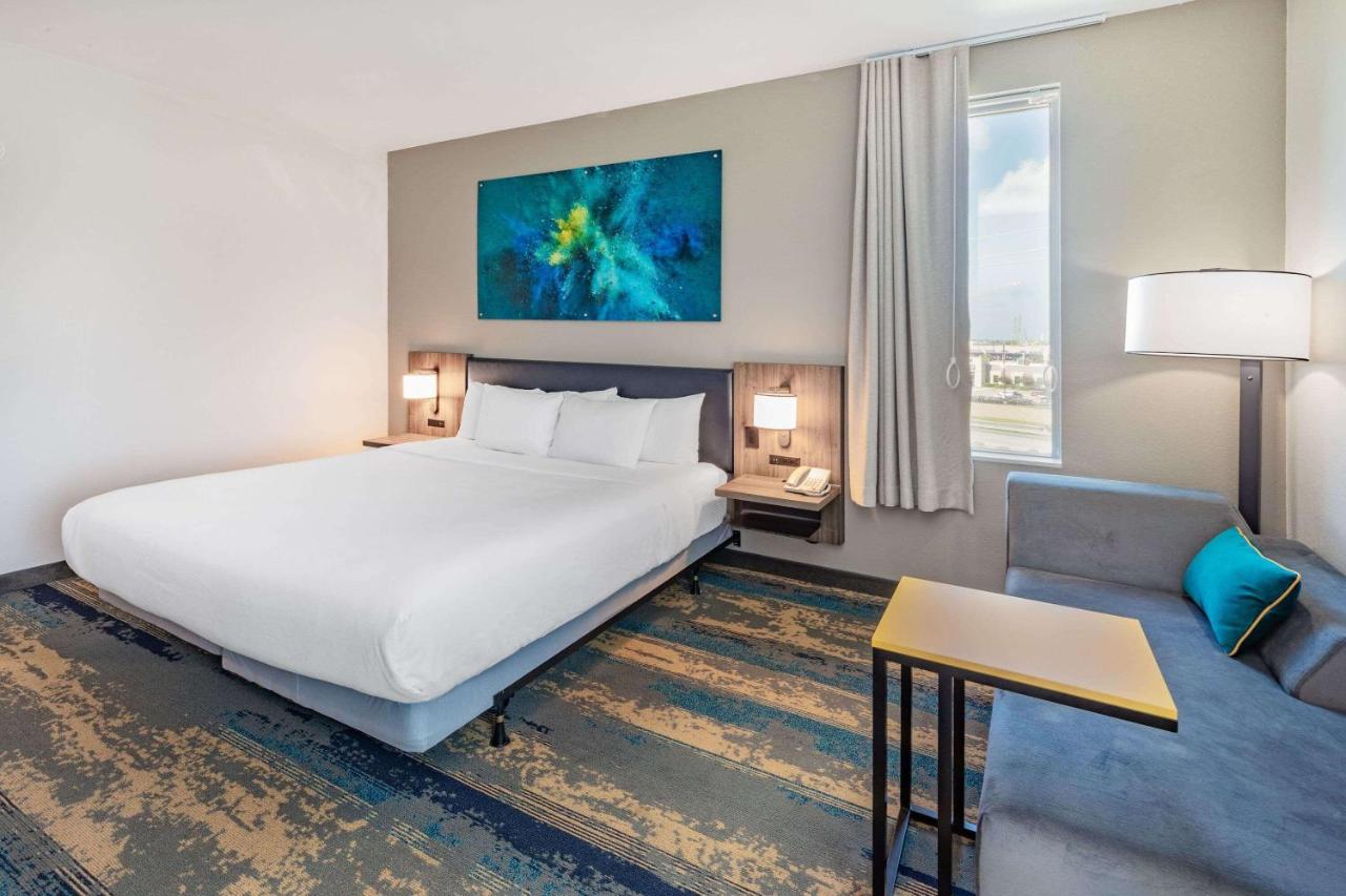 Deluxe King Room - Non-Smoking at La Quinta Inn & Suites by Wyndham Galveston North at I-45