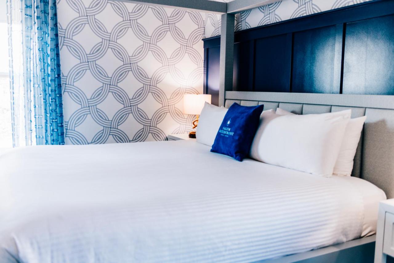 King Suite at Salem Waterfront Hotel & Suites