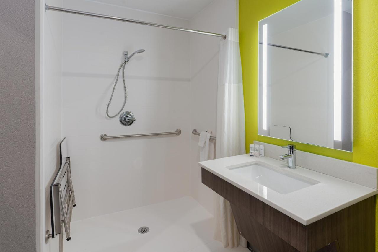 Deluxe King Room - Mobility Access/Non-Smoking at La Quinta Inn & Suites by Wyndham Shawnee