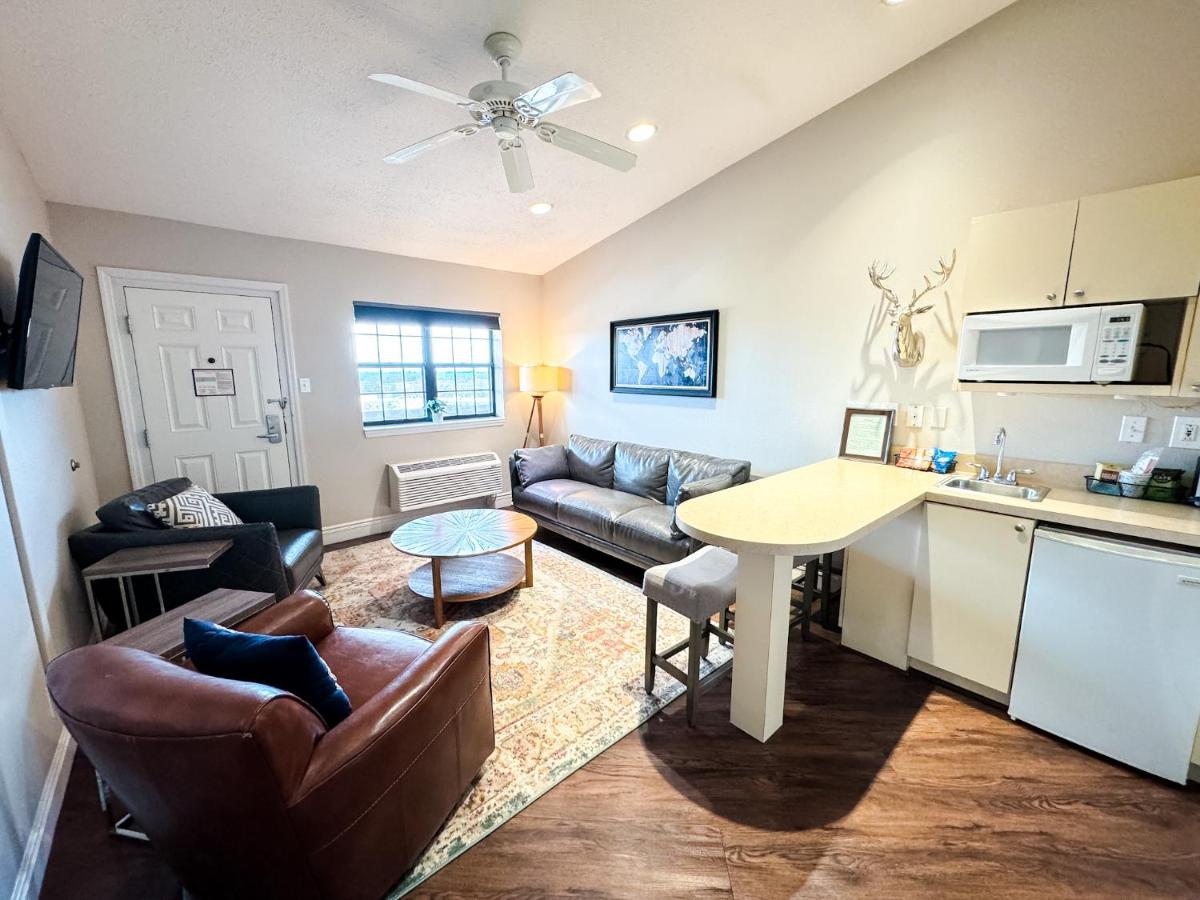 Luxury Suite with Spa Bath at Pinemark Inn & Suites