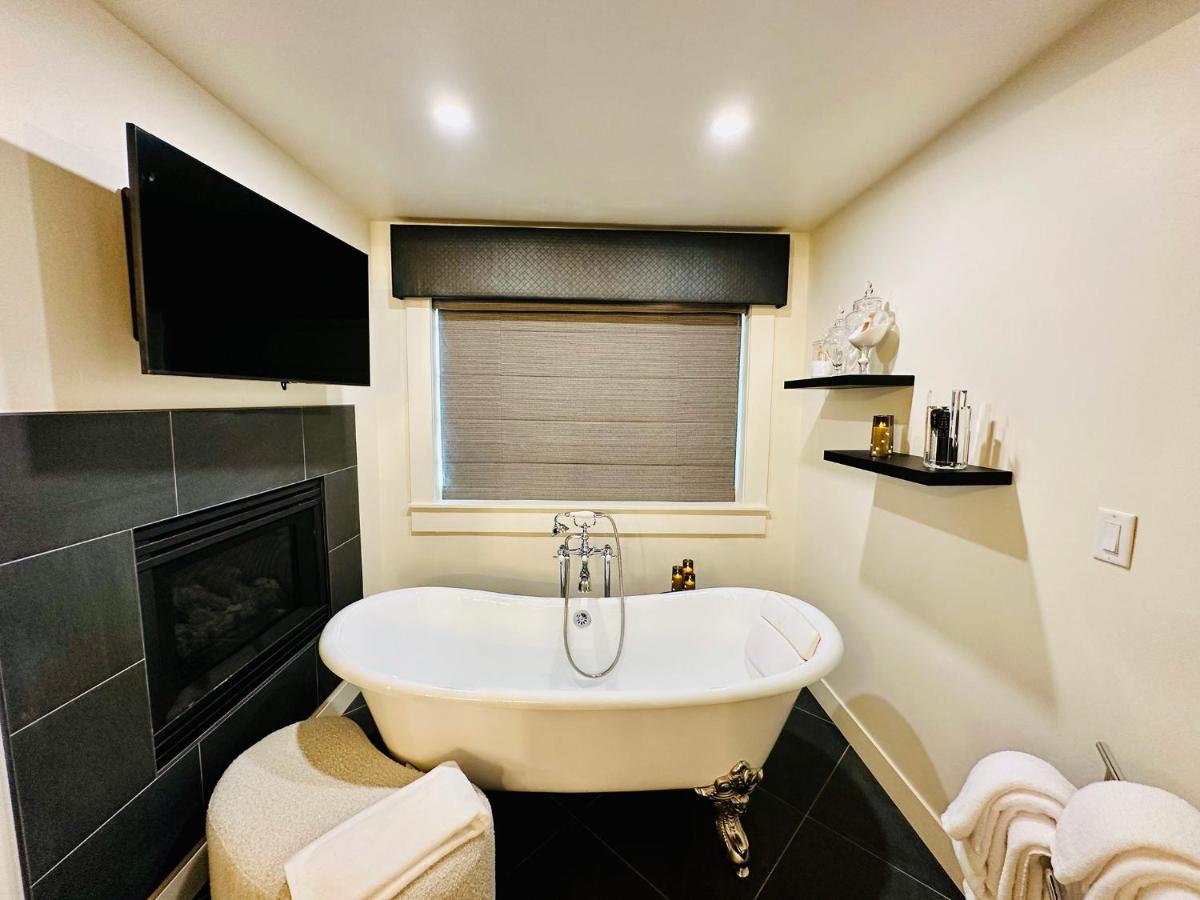 Deluxe Quadruple Room at Bespoke Inn Flagstaff