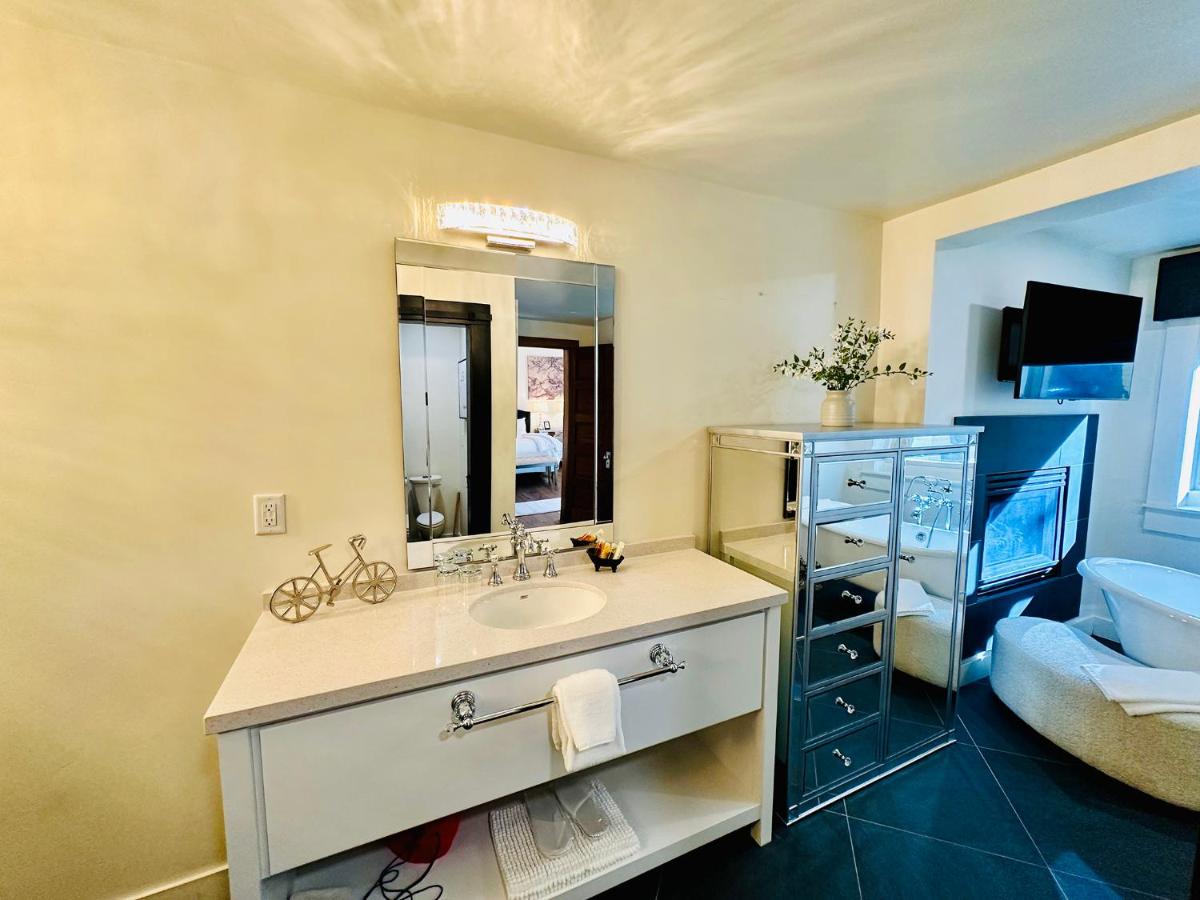 Deluxe Quadruple Room at Bespoke Inn Flagstaff