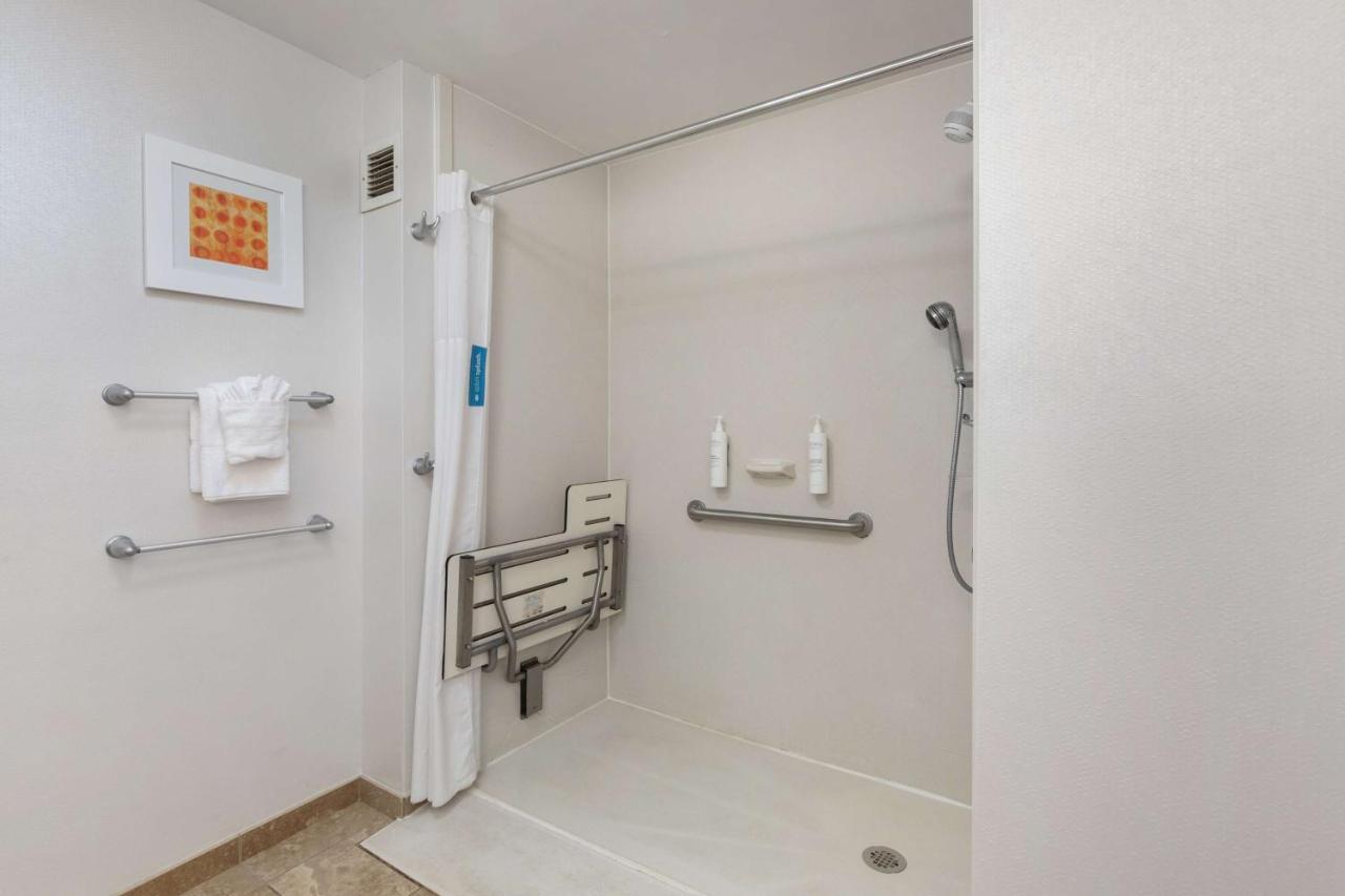 Queen Room with Roll-in Shower - Non-Smoking at Hampton Inn Rock Hill