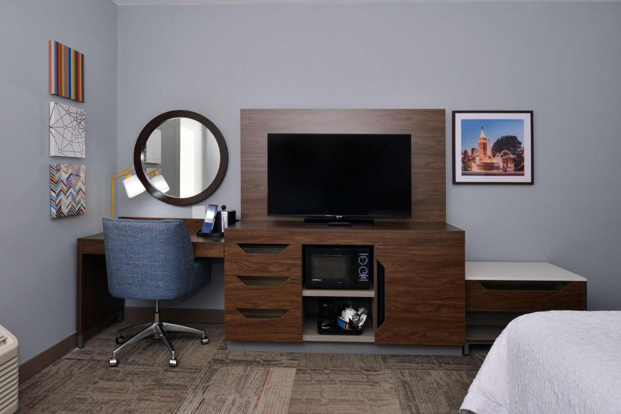 King Room at Hampton Inn Kansas City Northeast