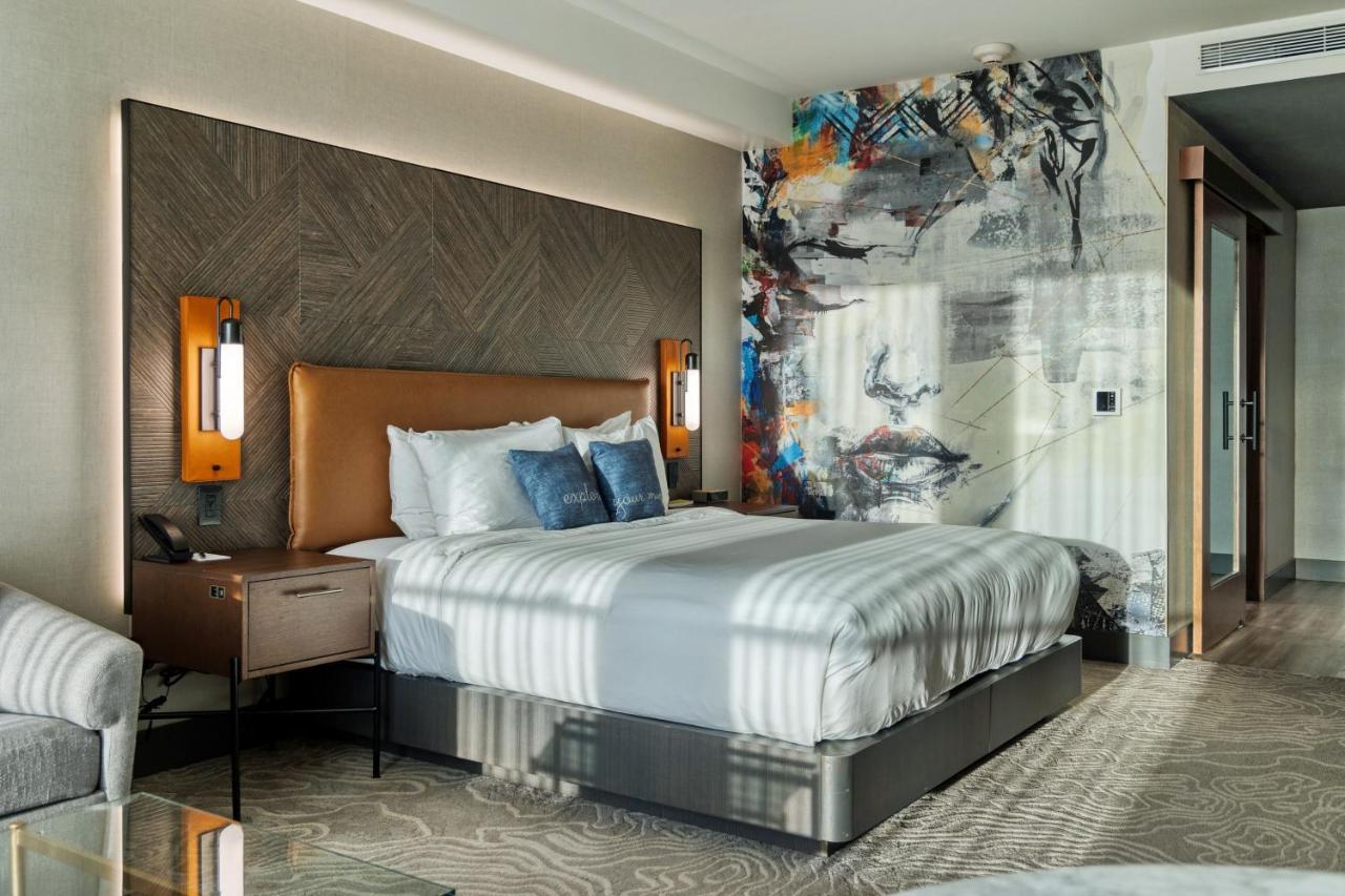 Deluxe Guest room, 1 King at The Glenmark, Glendale, a Tribute Portfolio Hotel