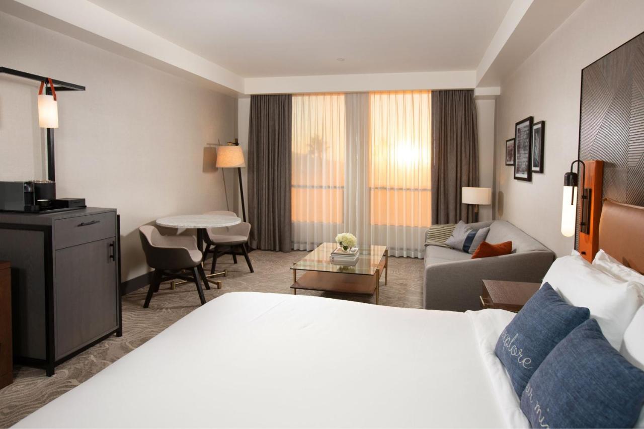 Deluxe Guest room, 1 King at The Glenmark, Glendale, a Tribute Portfolio Hotel