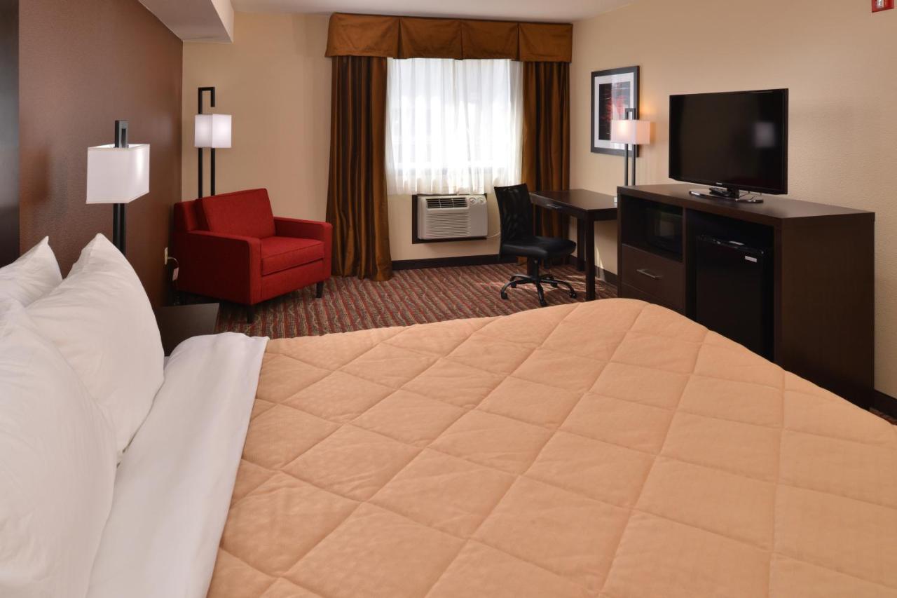 King Room at Quality Inn & Suites Tacoma - Seattle