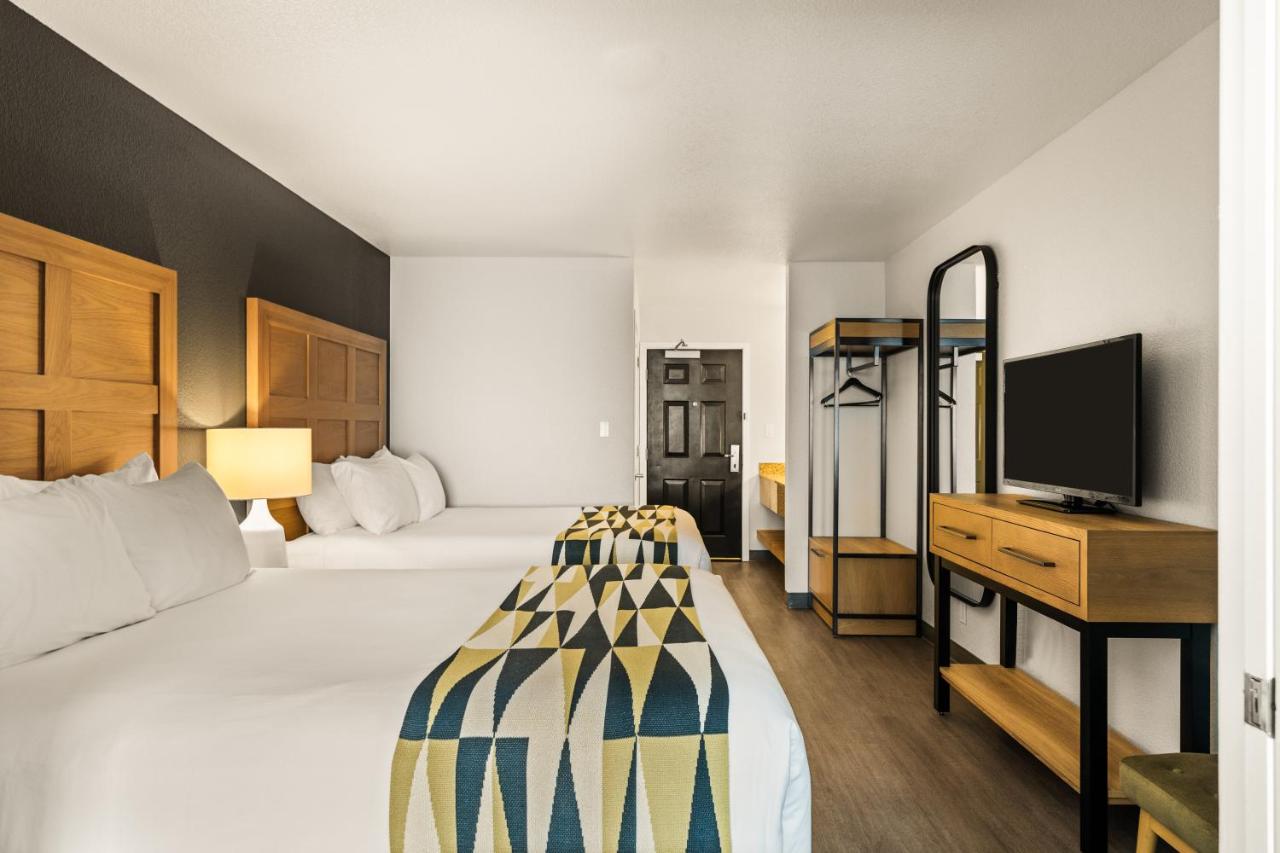 Executive 2 Queen Suite at Oxford Suites Redding