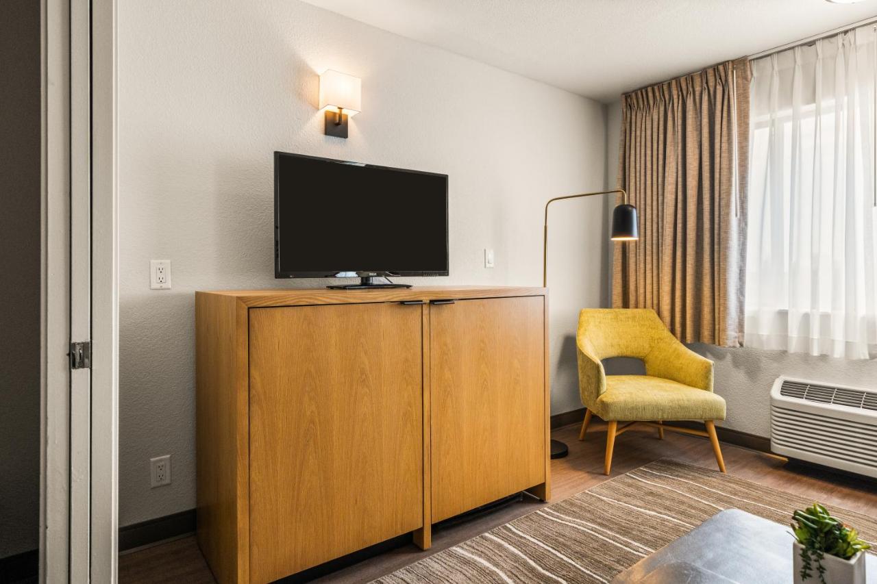 Executive 2 Queen Suite at Oxford Suites Redding