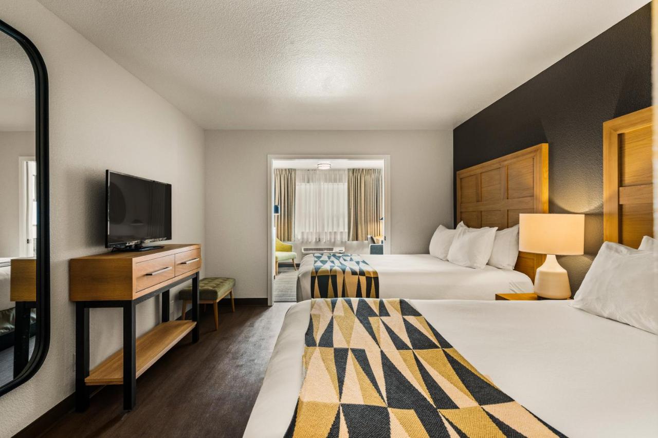 Executive 2 Queen Suite at Oxford Suites Redding
