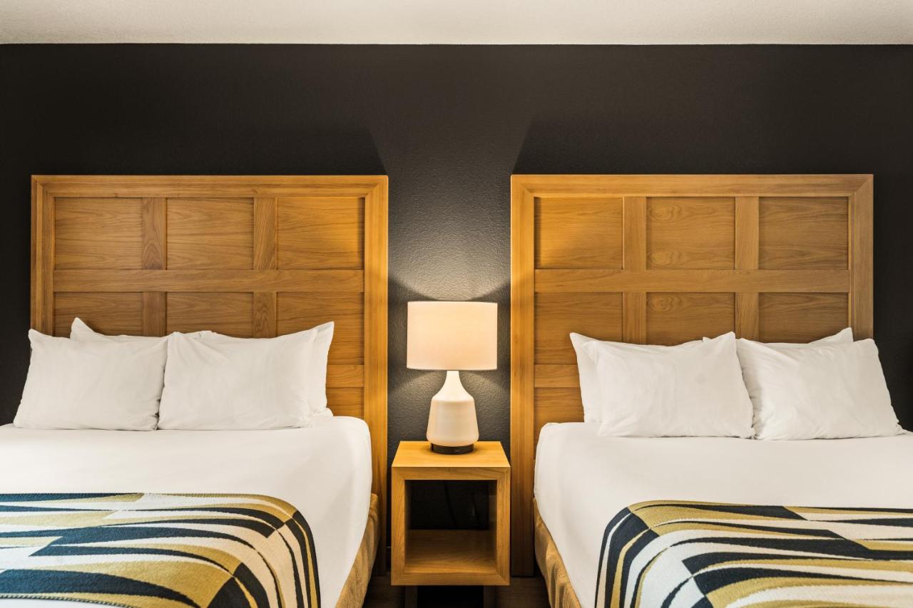 Executive 2 Queen Suite at Oxford Suites Redding