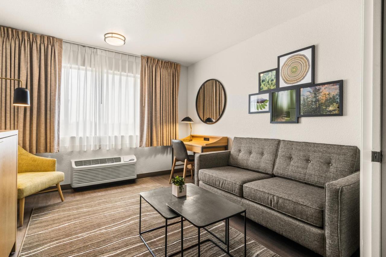 Executive 2 Queen Suite at Oxford Suites Redding