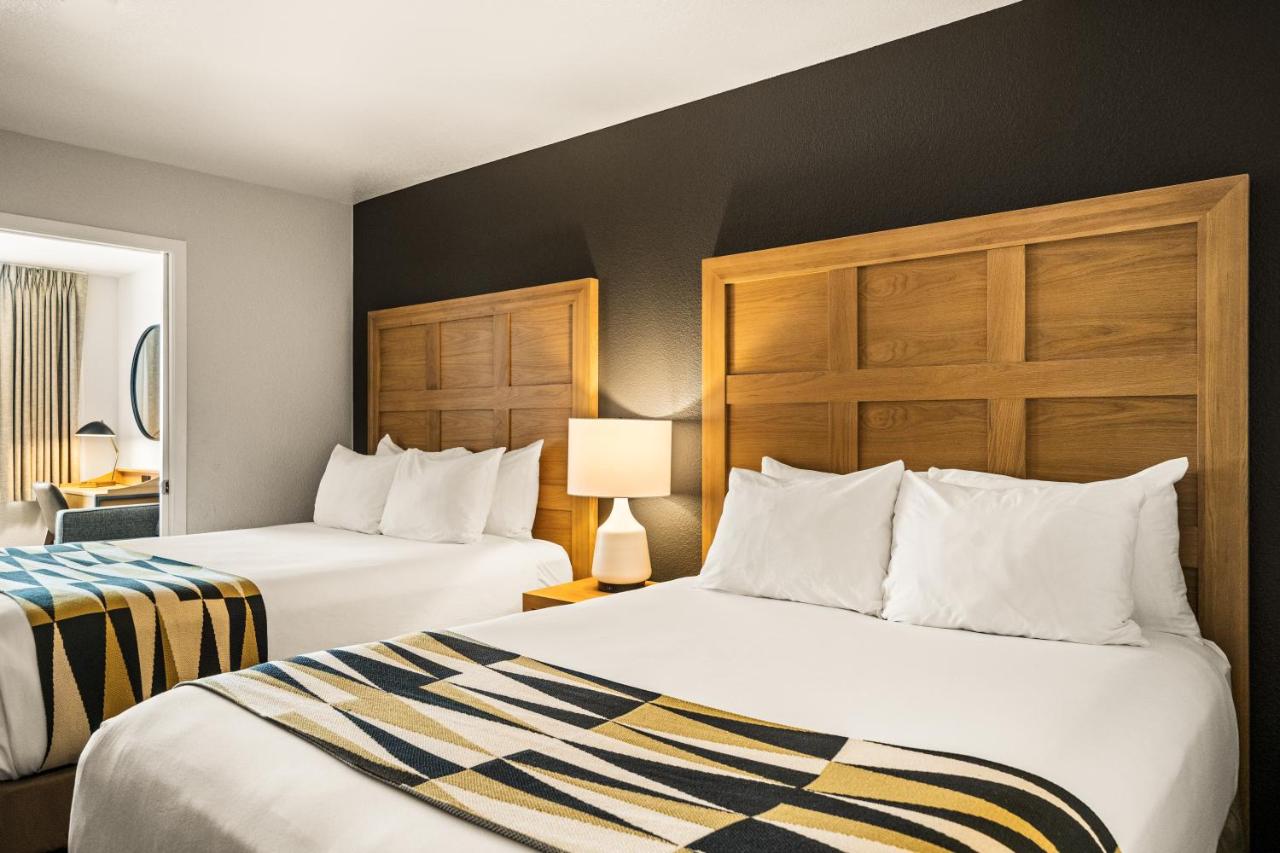 Executive 2 Queen Suite at Oxford Suites Redding