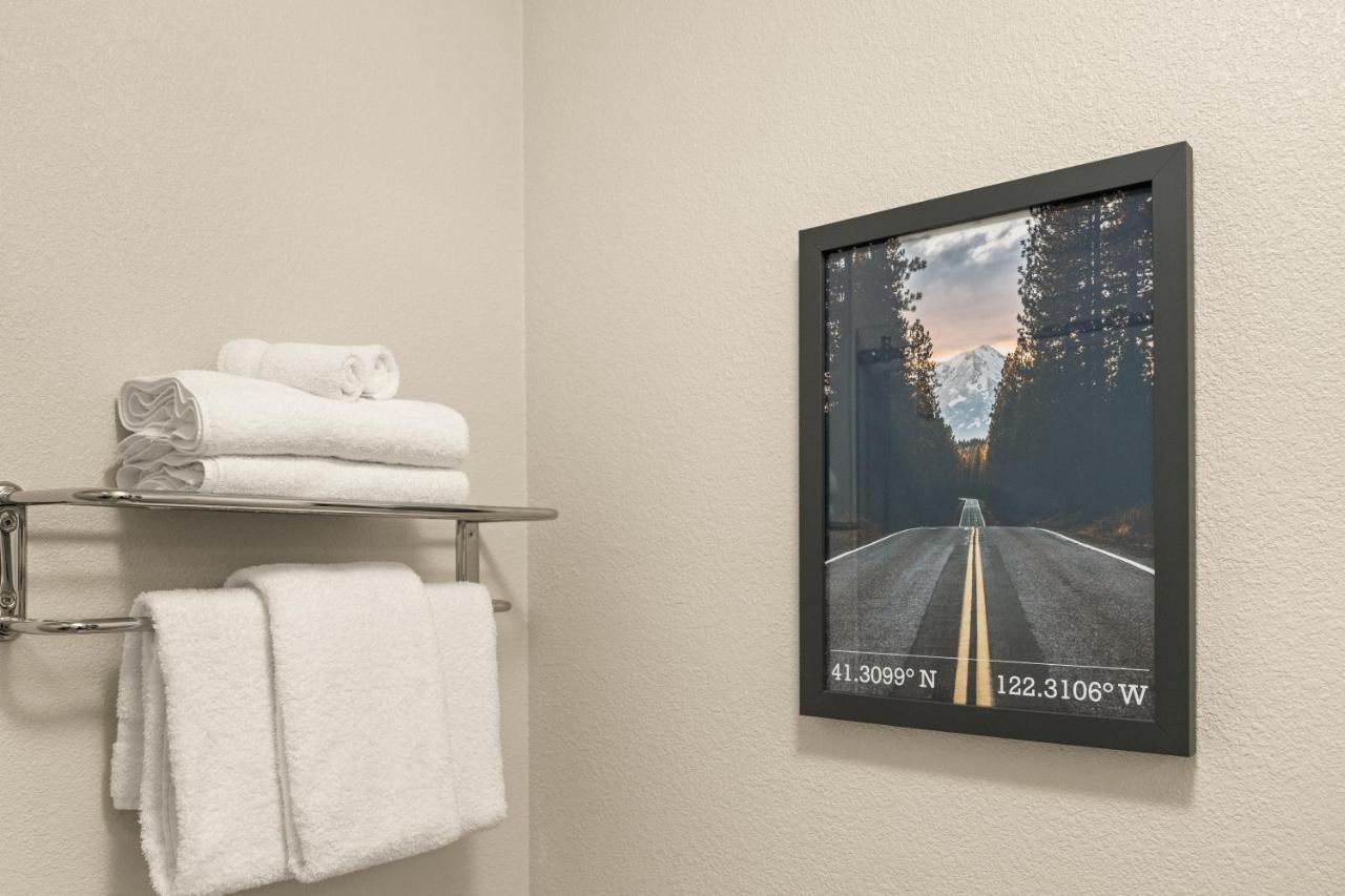 King Suite at Oxford Suites Redding