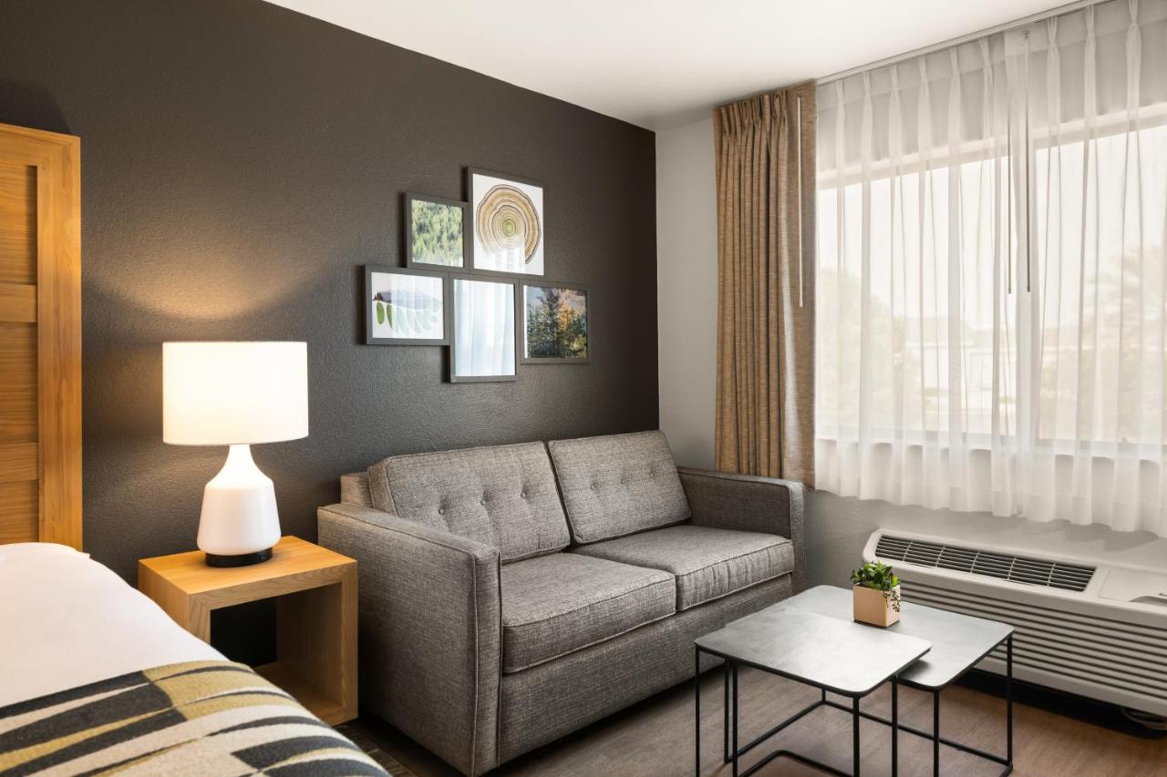 King Suite at Oxford Suites Redding