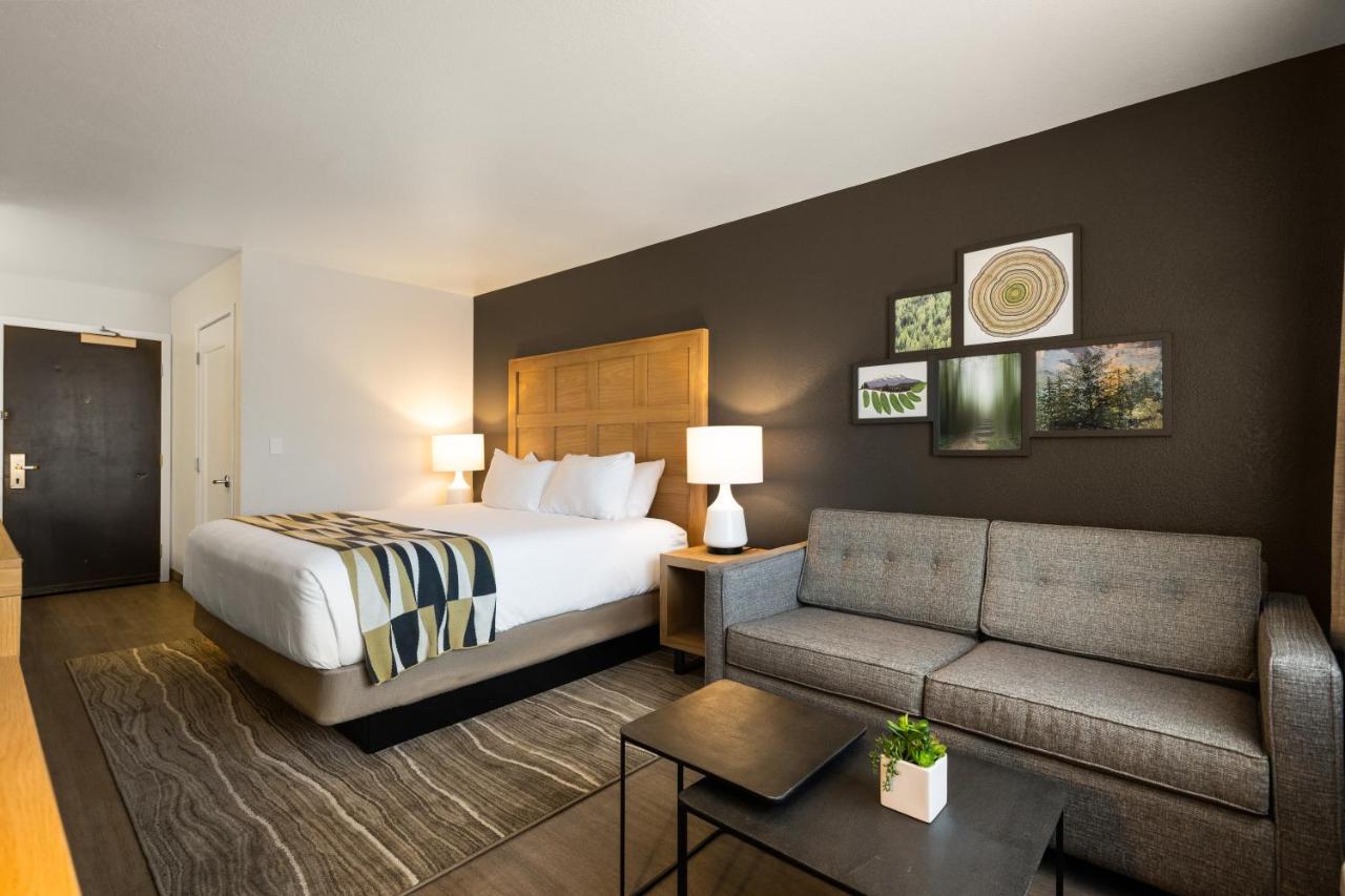 King Suite at Oxford Suites Redding