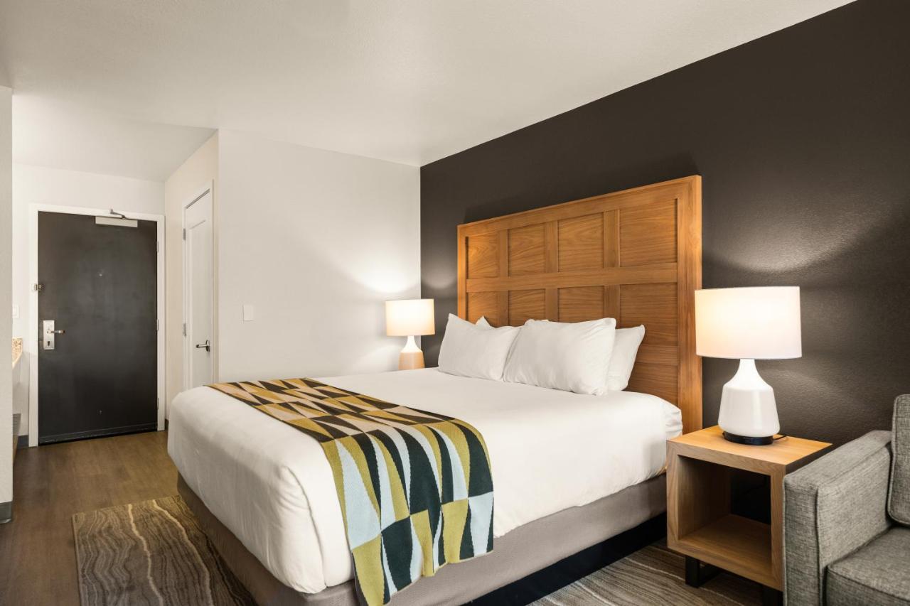 King Suite at Oxford Suites Redding