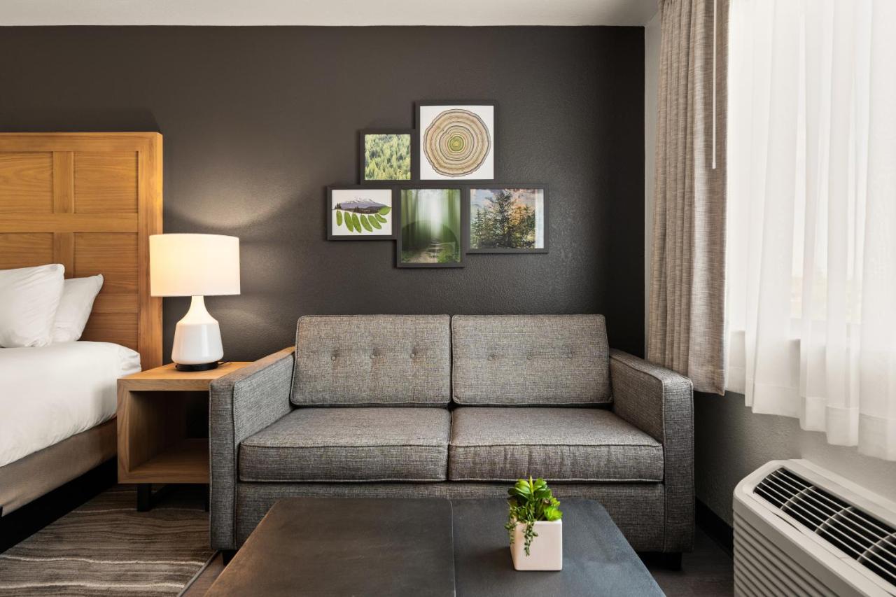 King Suite at Oxford Suites Redding
