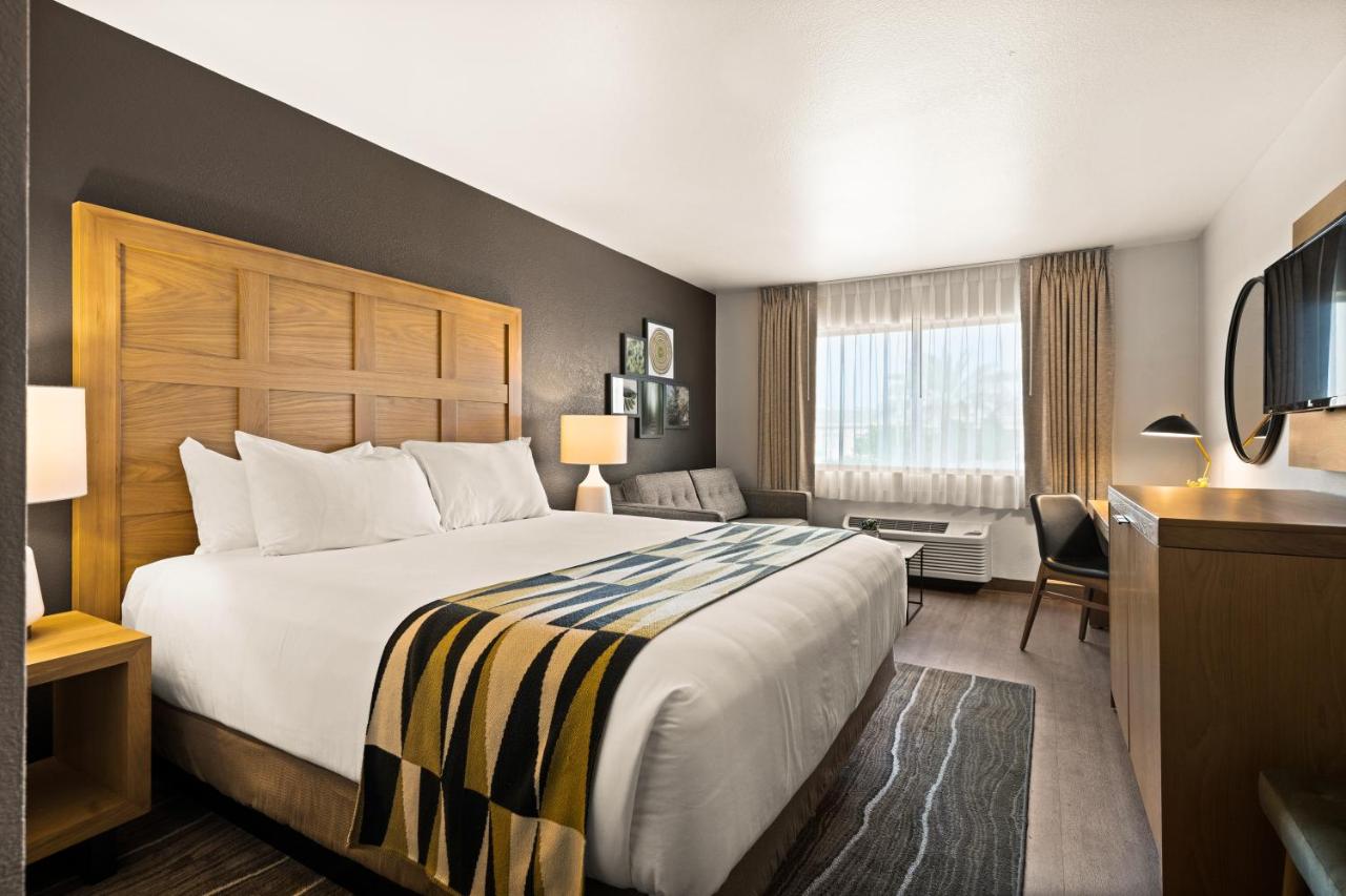 King Suite at Oxford Suites Redding