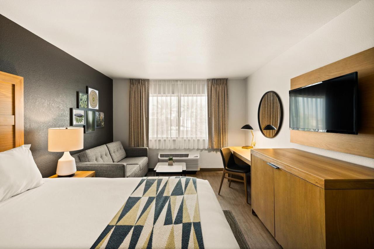 King Suite at Oxford Suites Redding