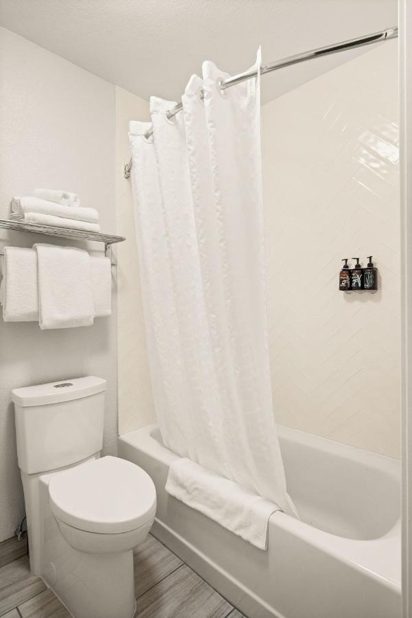 Executive 2 Queen Suite at Oxford Suites Redding