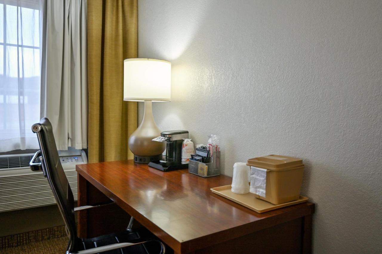Queen Room with Two Queen Beds - Non-Smoking at Comfort Inn Yreka I-5
