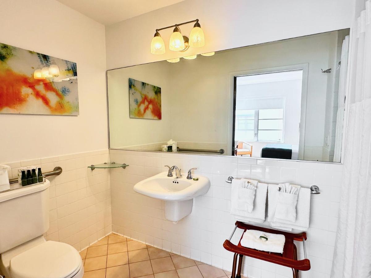Queen Room - Disability Access at Avalon Hotel