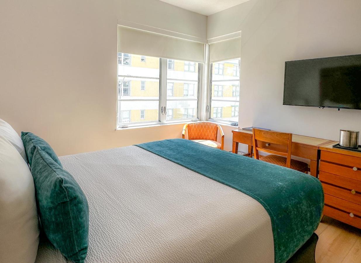 Queen Room - Disability Access at Avalon Hotel