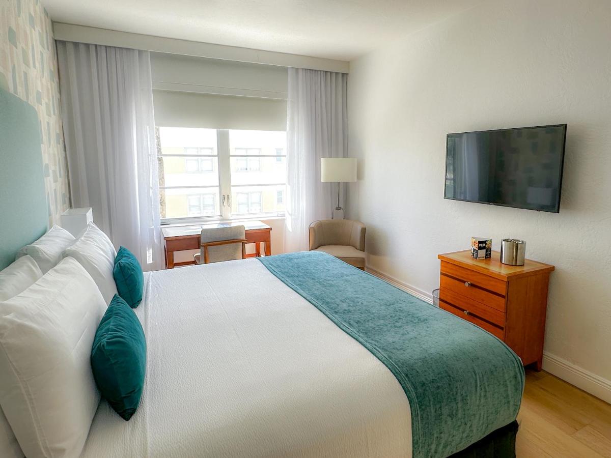 Partial Ocean View King Room at Avalon Hotel