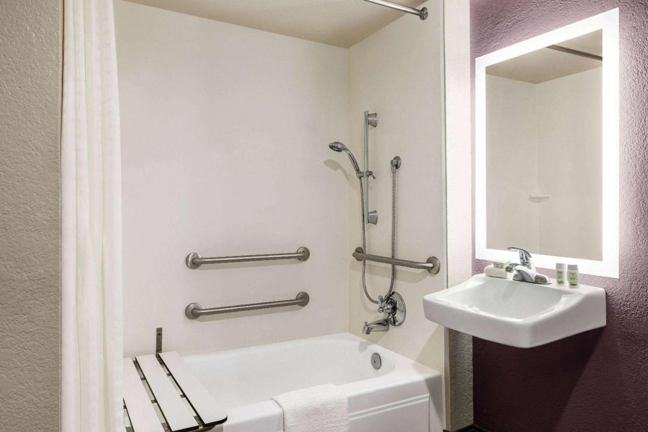 King Room with Bath Tub - Mobility/Hearing Accessible - Non-Smoking at La Quinta Inn by Wyndham San Antonio Lackland