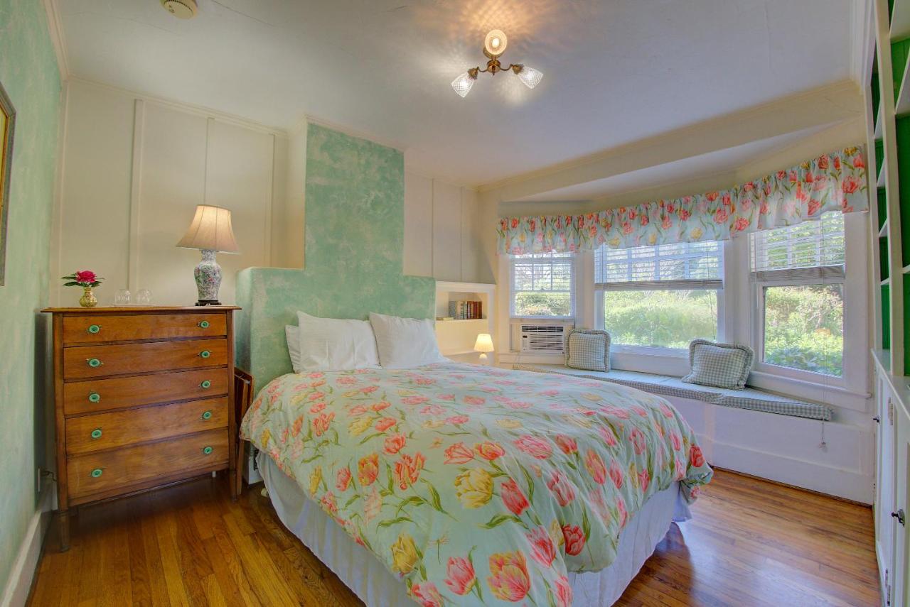 | Secret Garden Inn & Cottages