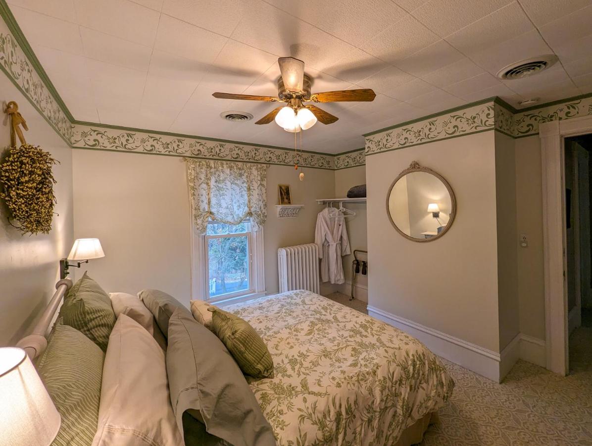  | Hudson Manor Bed & Breakfast