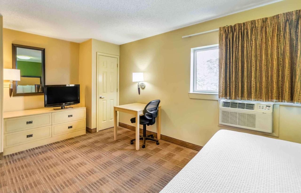 Queen Studio with One Queen Bed - Disability Access/Non-Smoking at Extended Stay America Select Suites - Destin - US 98 - Emerald Coast Pkwy.