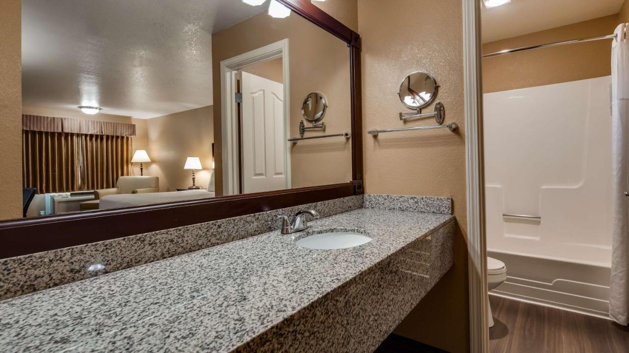 | Best Western Country Inn