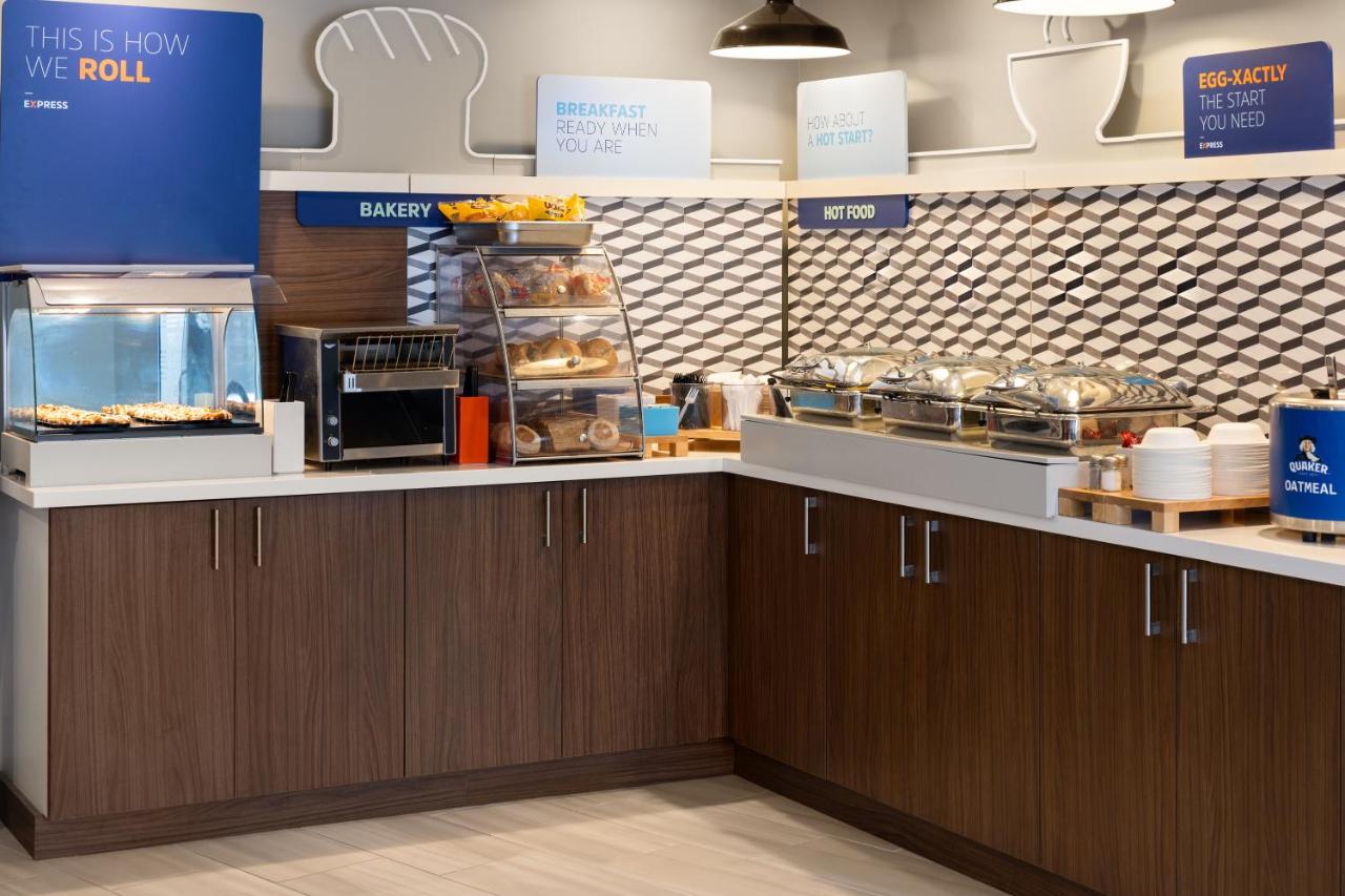 | Holiday Inn Express Hotel & Suites Brattleboro, an IHG Hotel
