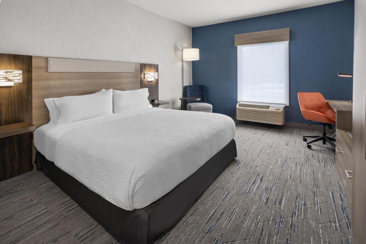 Suite with Hearing Accessble Roll in Shower - Non-Smoking at Holiday Inn Express Hotel & Suites Brattleboro by IHG