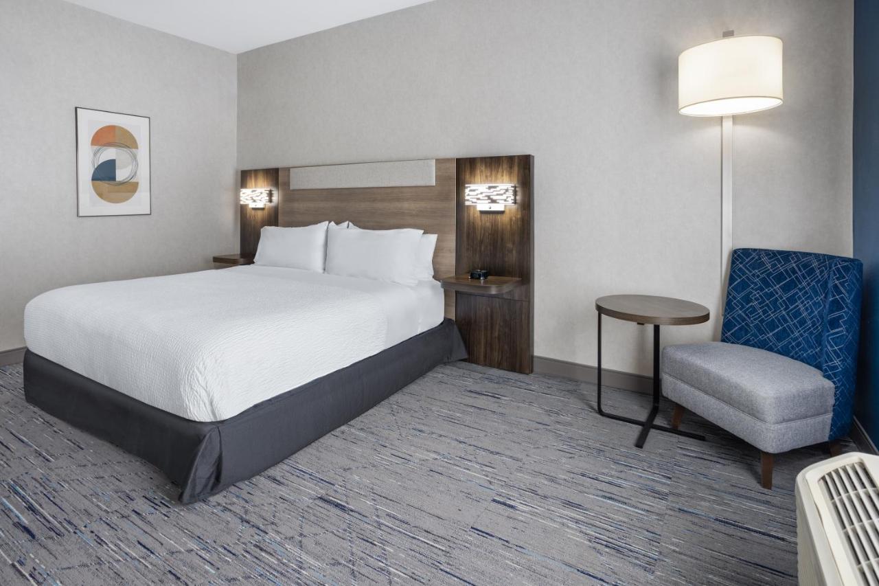Suite with Hearing Accessble Roll in Shower - Non-Smoking at Holiday Inn Express Hotel & Suites Brattleboro by IHG