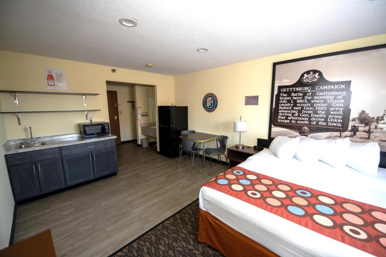 Family Room with One King Bed and One Bunk Bed, Non-Smoking at Super 8 by Wyndham Gettysburg
