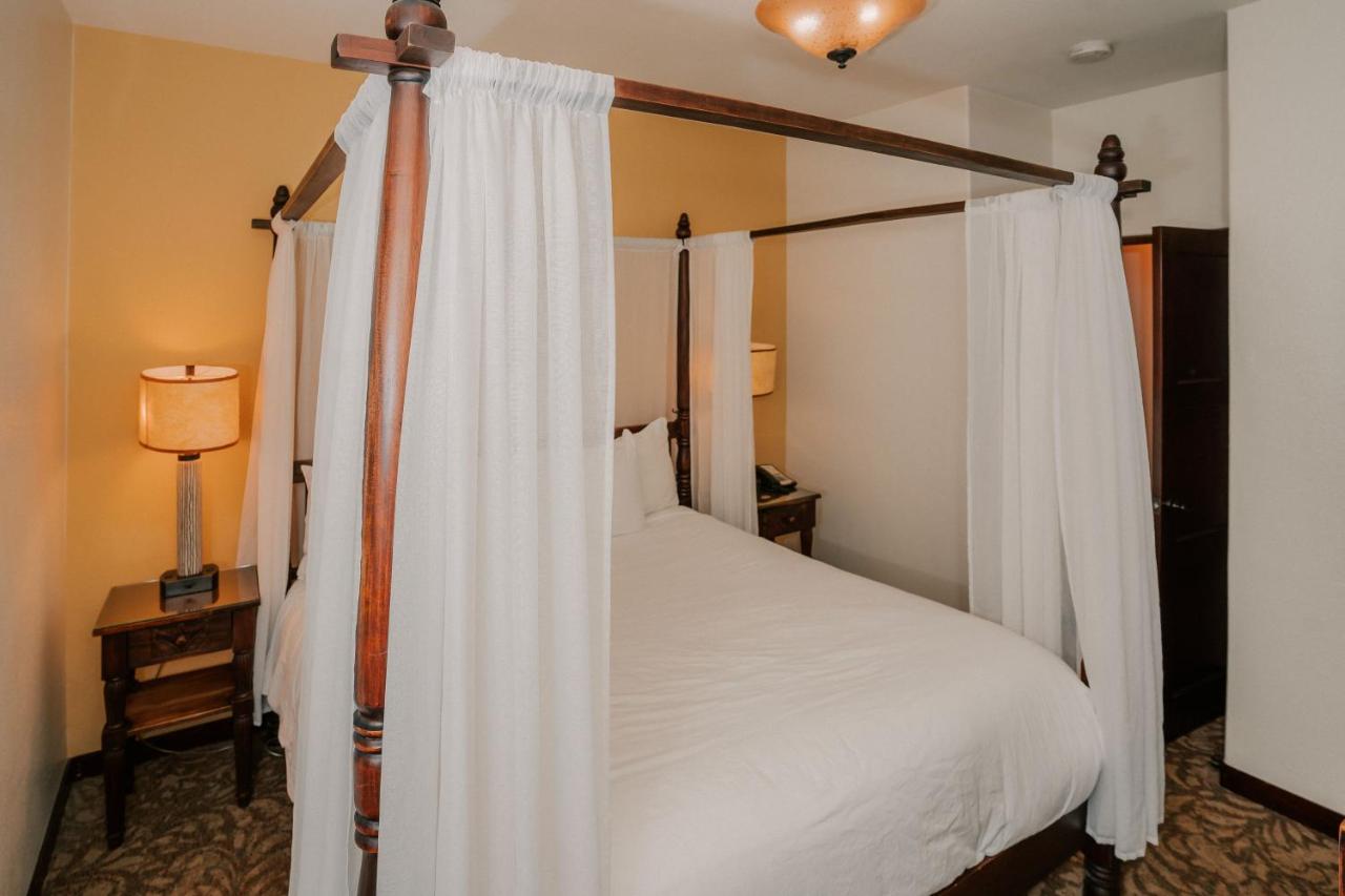 Suite at Pantai Inn