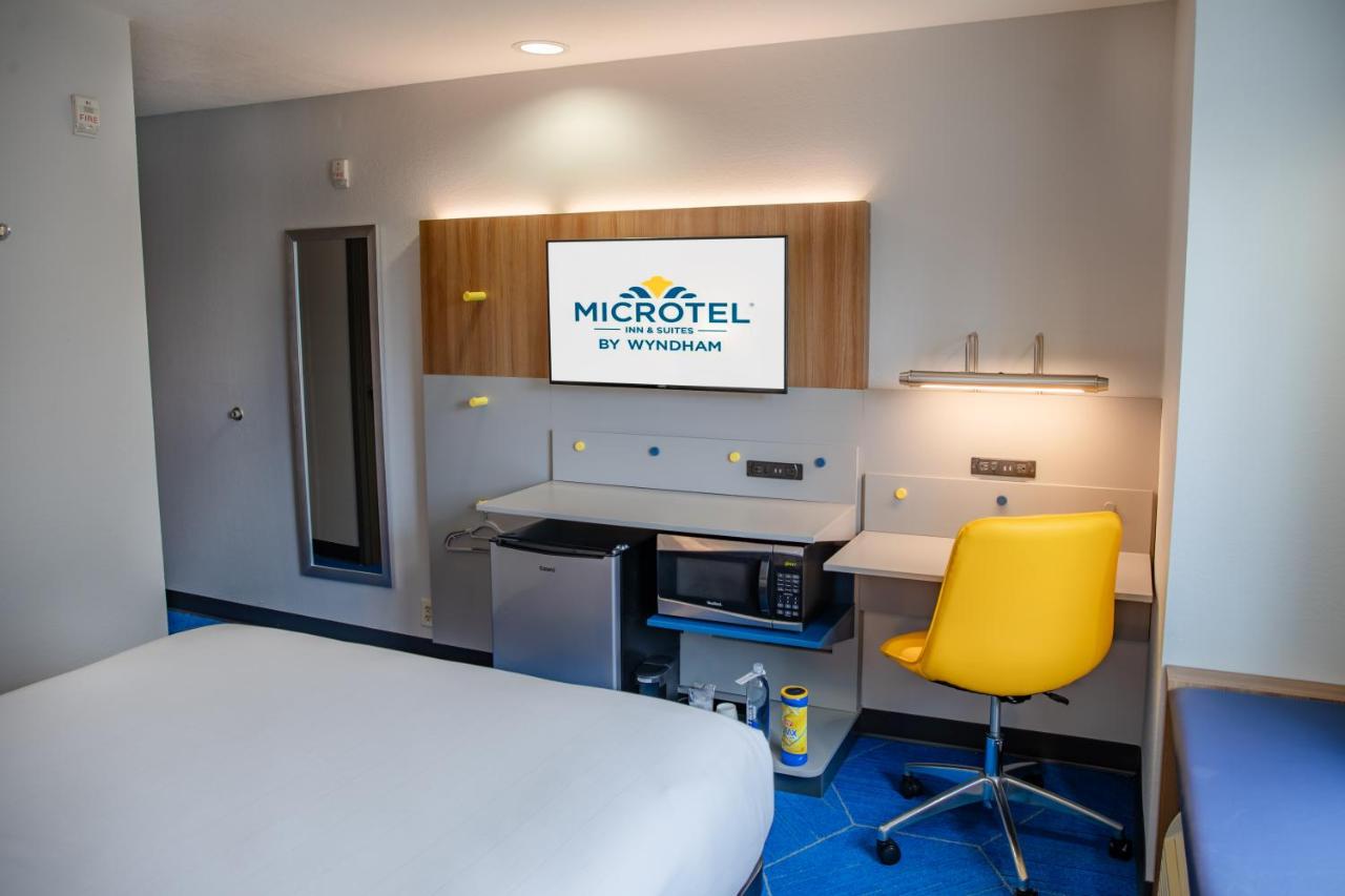 Queen Room - Non-Smoking at Microtel Inn & Suites by Wyndham Kingsland Naval Base I-95