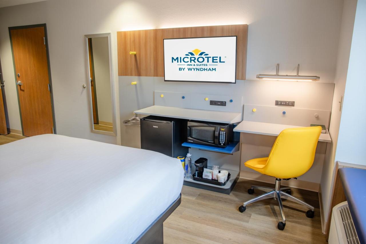 Queen Room - Accessible/Non-Smoking at Microtel Inn & Suites by Wyndham Kingsland Naval Base I-95
