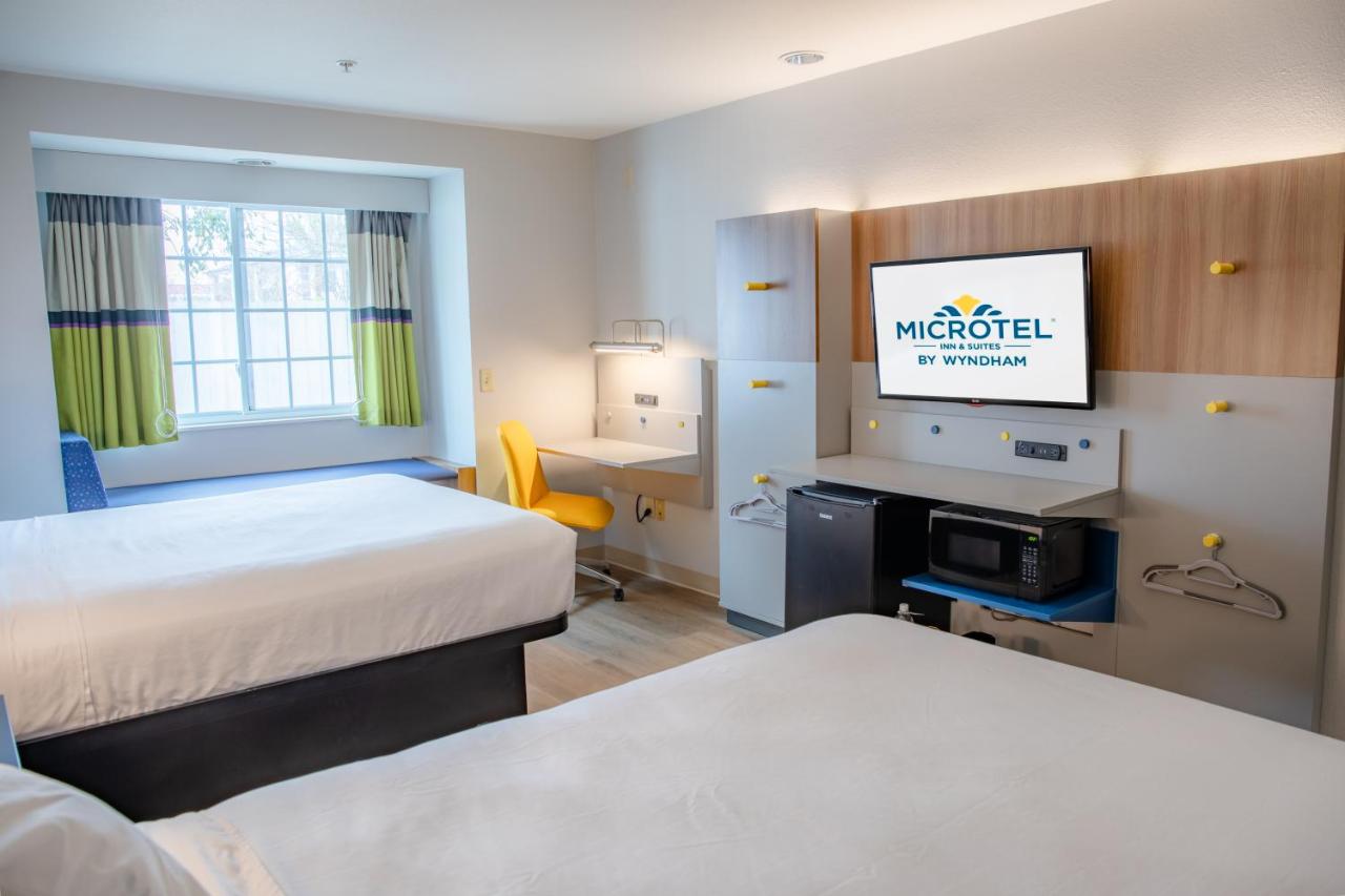 Deluxe Queen Room with Two Queen Beds at Microtel Inn & Suites by Wyndham Kingsland Naval Base I-95
