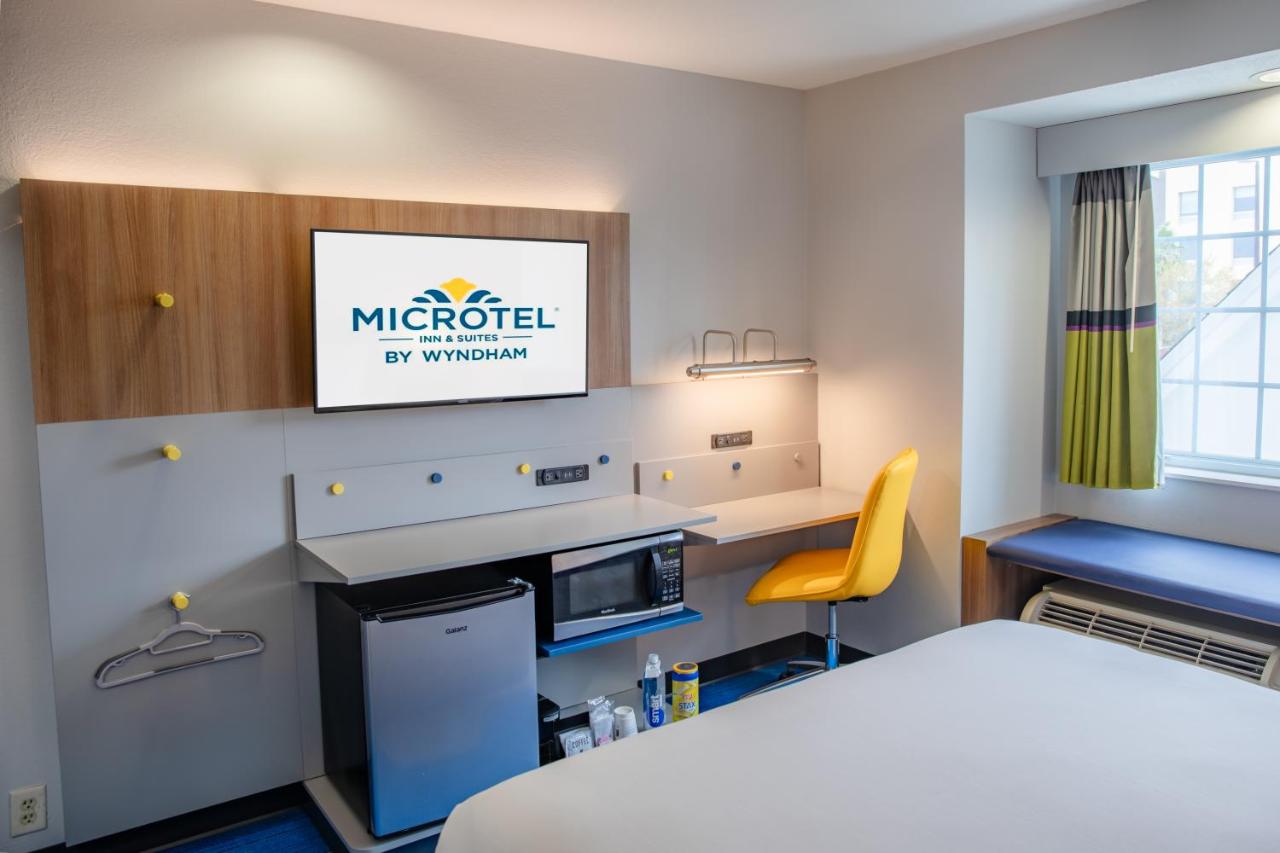 Queen Room - Non-Smoking at Microtel Inn & Suites by Wyndham Kingsland Naval Base I-95