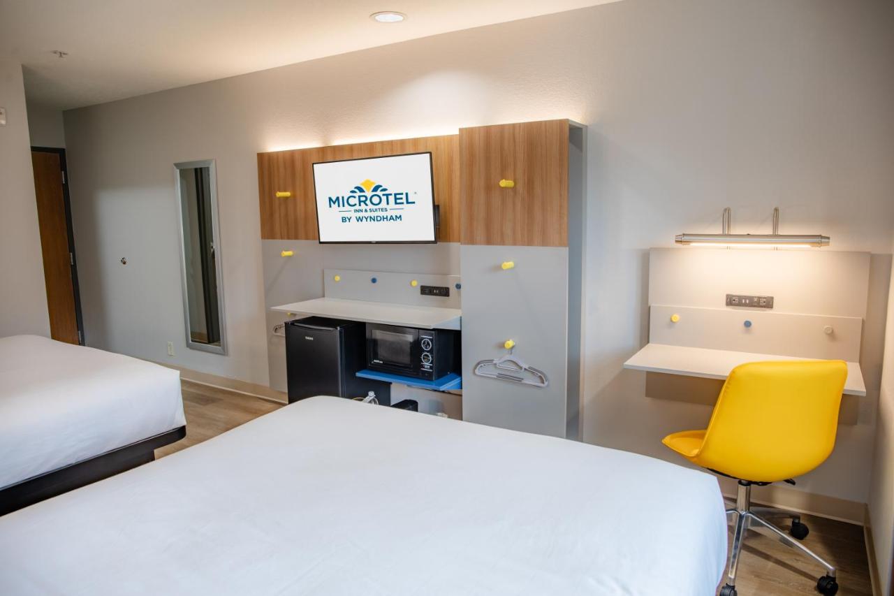 Queen Room - Accessible/Non-Smoking at Microtel Inn & Suites by Wyndham Kingsland Naval Base I-95