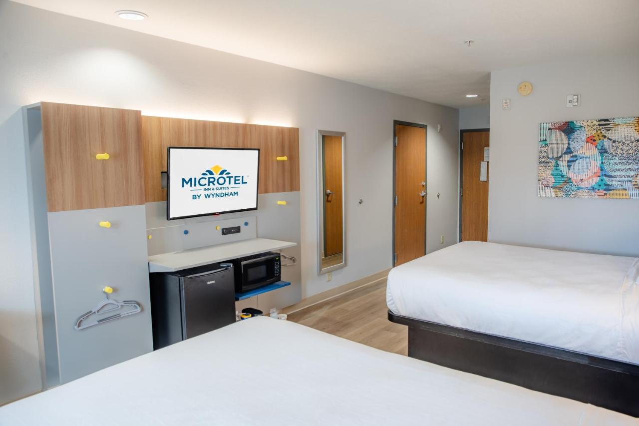 Deluxe Queen Room with Two Queen Beds at Microtel Inn & Suites by Wyndham Kingsland Naval Base I-95