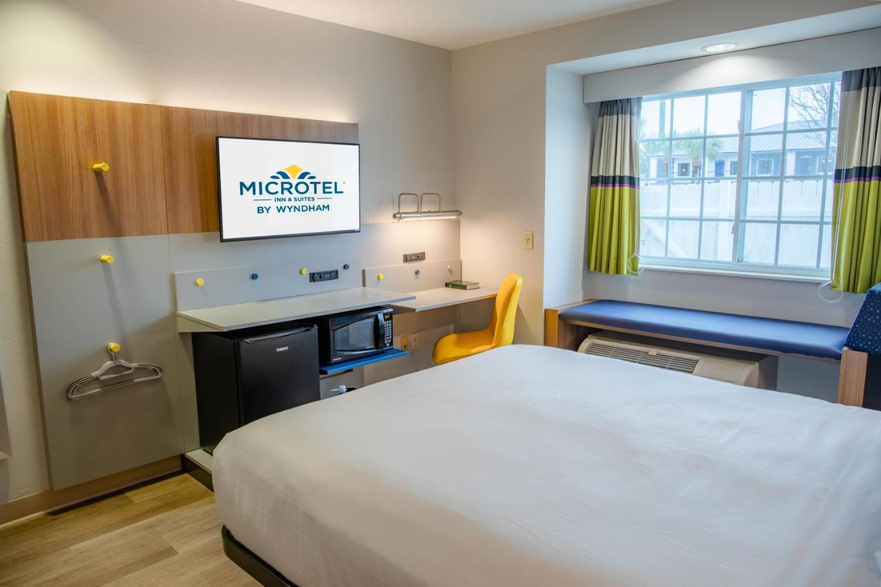 1 Queen Bed, Mobility Accessible Room with Roll-In Shower, Non-Smoking at Microtel Inn & Suites by Wyndham Kingsland Naval Base I-95